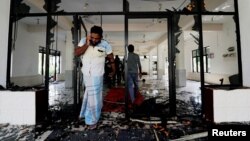 Seorang Muslim memeriksa kerusakan di Masjid Abbraar di kota Kiniyama pasca serangan oleh kelompok tak dikenal, Senin (13/5).