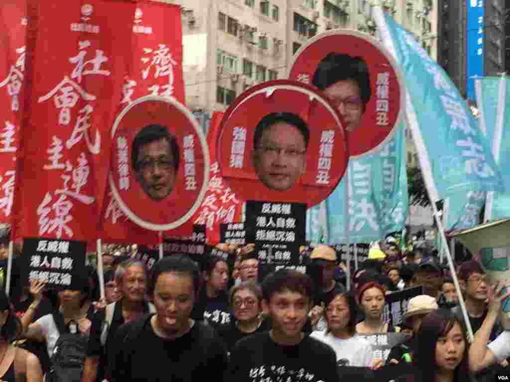 香港几十个政党和团体在中国十一国庆当天下午，举行反威权大游行，抗议政治打压，要求律政司司长袁国强下台。数以万计的港人走上街头，表达反对他们看来的来自北京和香港特区政府的威权打压。