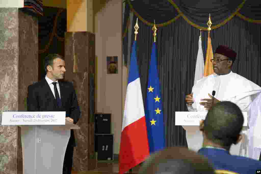 Le président français Emmanuel Macron, et le président nigérien, Mahamadou Issoufou, assistent à une conférence de presse au Palais présidentiel, à Niamey, au Niger, le 23 décembre 2017.