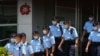 香港当局动用国安法派出大批警察在《苹果日报》办公室进行搜捕行动。(2021年6月18日)