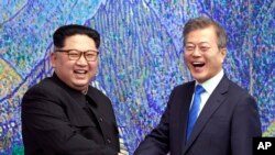 Pemimpin Korea Utara Kim Jong-un (kiri) dan Presiden Korea Selatan Moon Jae-in pada pertemuan 27 April 2018. 