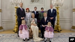 En esta foto del 20 de octubre de 2007, publicada por la Secretaría de la División de la Casa Real de los Países Bajos, la Reina Máxima posa con la Princesa Ariane en su regazo, junto al Rey Willem-Alexander, centro derecha, y sus hijas Princesa de Orange Catharina-Amalia, abajo a la izquierda, y la princesa Alexia, abajo a la derecha, en la fila superior desde la izquierda, Tijo Baron Collot d'Escury, la hermana de la reina Ines Zorreguieta, el gran duque hereditario Guillaume de Luxemburgo, Valeria Delger y Antoine Friling, en el bautismo de la princesa Ariane en La Haya, Holanda. Las autoridades argentinas dicen que la hermana menor de la reina Máxima de Holanda, Inés Zorreguieta, fue encontrada muerta el jueves 7 de junio de 2018 en su departamento de Buenos Aires. (Secretaría de la Royal House Division of the Netherlands a través de AP)