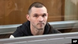 El sargento del ejército de Estados Unidos Gordon Black, sentado en el banquillo de los acusados, protegido con un vidrio, en un tribunal en Vladivostok, Rusia, el 19 de junio de 2024.