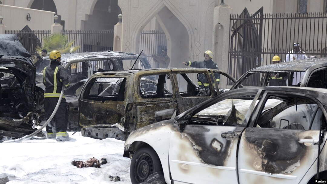 Petugas berusaha memadamkan kebakaran pasca ledakan bom di masjid di kota Dammam, Saudi Arabia, Jumat (29/5).