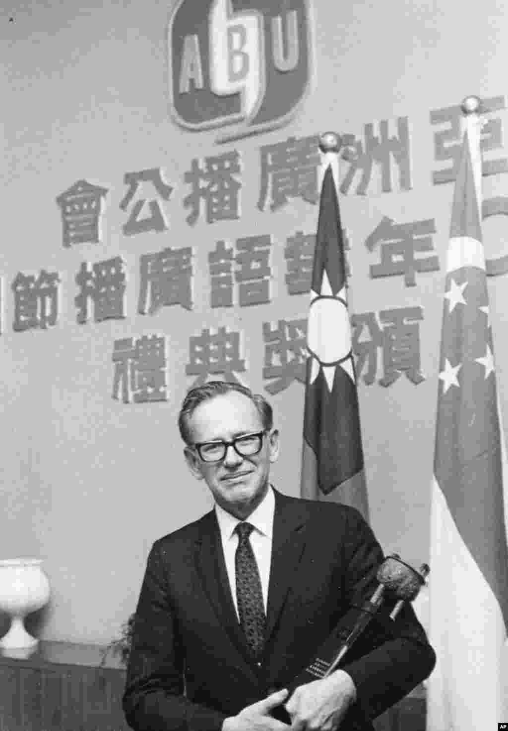 老照片回顾：美国之音中文广播70年