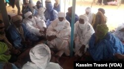 Le chef de la tribu Kel Ansar vient de boucler une tournée de 10 jours à Tombouctou, Taoudenit et dans le camp de réfugiés en Mauritanie, le 15 octobre 2017. (VOA/Kassim Traoré)