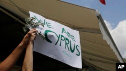 Kiparski Grci i Turci zajedno drže maslinovu grančicu kao simbol mira i tokom protesta za ujedinjenje Kipra (maj 2017.)