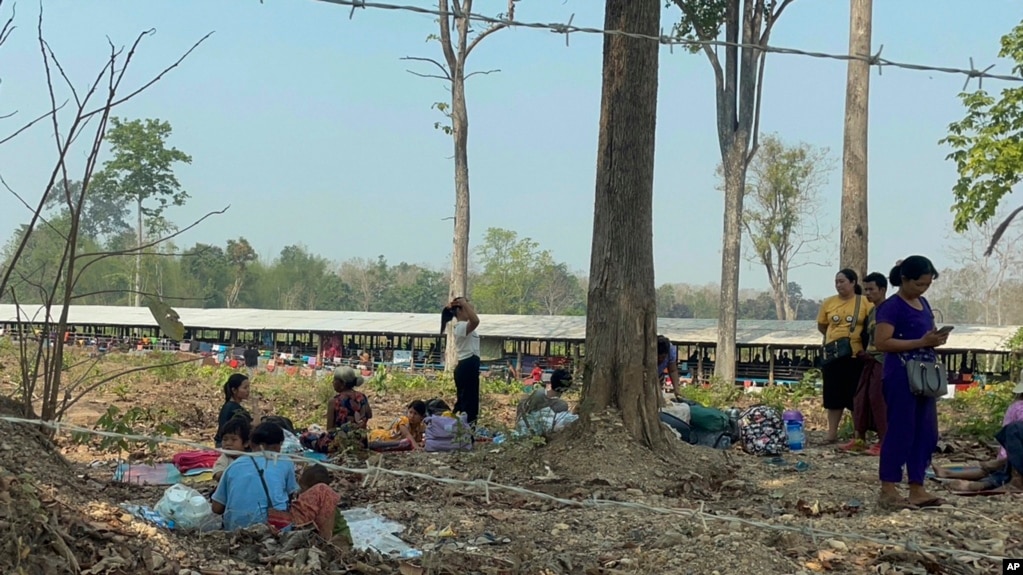 2023年4月6日，缅甸东部的居民从缅甸的敏瓦迪地区逃到泰国的达克省。泰国媒体和官员表示，随着缅甸军队及其盟友在边境地区与武装抵抗组织的战斗加剧，已有5000多人从缅甸东部逃到泰国。(photo:VOA)