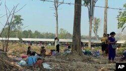 2023年4月6日，缅甸东部的居民从缅甸的敏瓦迪地区逃到泰国的达克省。泰国媒体和官员表示，随着缅甸军队及其盟友在边境地区与武装抵抗组织的战斗加剧，已有5000多人从缅甸东部逃到泰国。