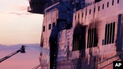 意大利消防人員向“ 諾曼大西洋號 ” 渡輪船身噴灑水。