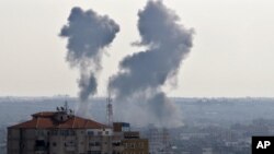 15일 이스라엘의 공격으로 연기가 치솟는 팔레스타인 가자 지구.