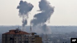 Serangan udara Israel menyebabkan kepulan asap di beberapa kawasan permukiman di Jalur Gaza hari Kamis (15/11).