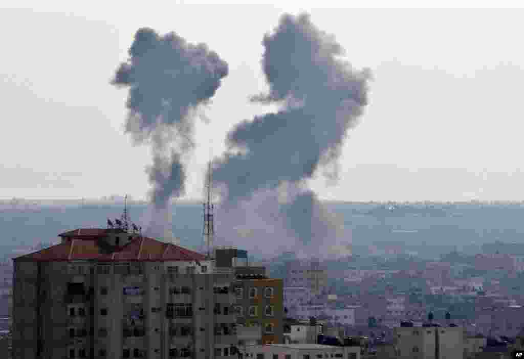 2012年11月15日，以色列空袭之后，加沙市升起浓烟。