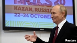 Presiden Rusia Vladimir Putin tiba untuk bertemu dengan Presiden Afrika Selatan Cyril Ramaphosa di sela-sela KTT BRICS di Kazan, Rusia, 22 Oktober 2024. (Foto: via Reuters)