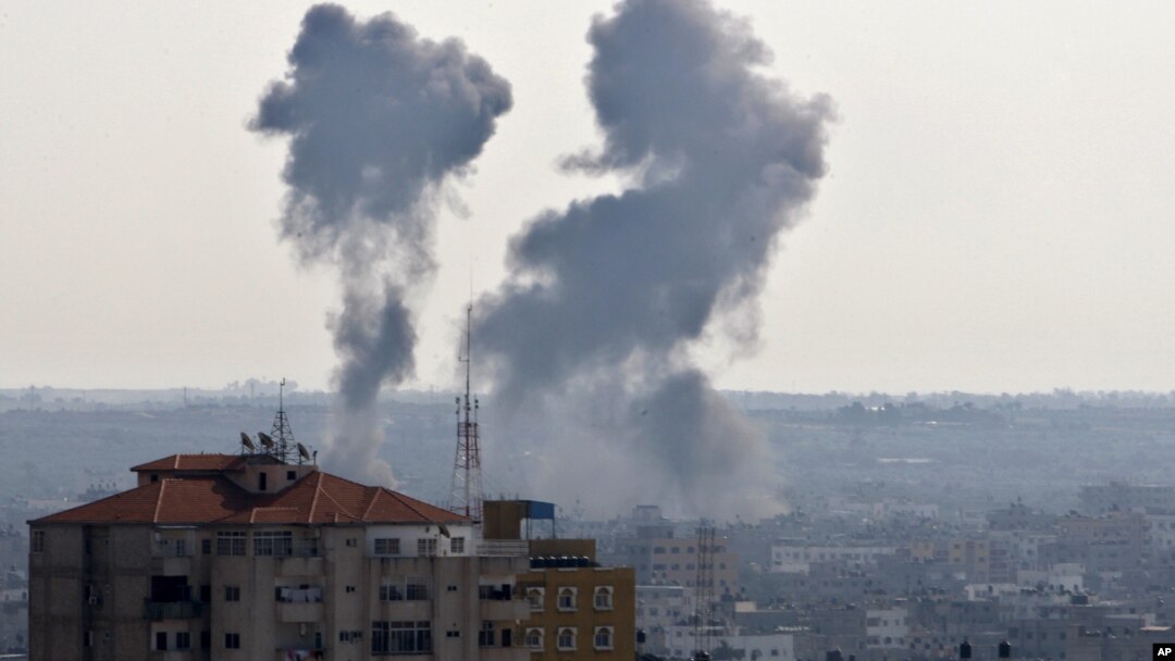 Serangan udara Israel menyebabkan kepulan asap di beberapa kawasan permukiman di Jalur Gaza hari Kamis (15/11).
