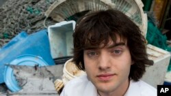 Boyan Slat, pendiri The Ocean Cleanup, di sebelah tumpukan sampah plastik di Utrecht, Belanda, 11 Mei 2017. (Foto: AP)