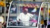 罗马天主教教宗方济各在斯里兰卡首都科伦坡郊外从敞篷专车上向欢迎他的民众挥手致意.(2015年1月13日)