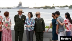 Presiden Taiwan Tsai Ing-wen (tiga dari kiri) dalam lawatannya ke Pasifik, berdiri bersama delegasi dan petugas layanan Taman National AS di USS Arizona Memorial, Pearl Harbor dekat Honolulu, Hawaii, 28 Oktober 2017.