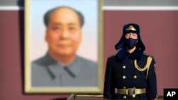 一名中国武警士兵戴着口罩在北京天安门前站岗。（2020年2月4日）