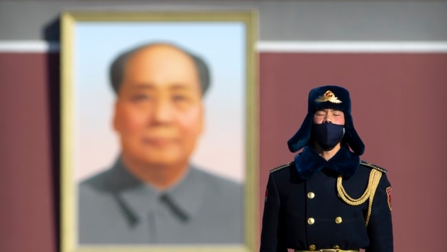 一名中国武警士兵戴着口罩在北京天安门前站岗。(2020年2月4日)