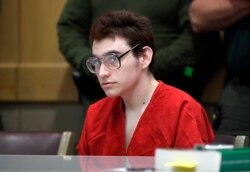 Tersangka penembakan sekolah Parkland Nikolas Cruz duduk di meja pembela untuk sidang di Gedung Pengadilan Broward di Fort Lauderdale, Florida, 22 Maret 2019. (Foto: AP)