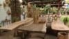 El Taller Detalles, en Catarina, Nicaragua, fabrica muebles y otras artesanías con la madera que descartada por las carpinterías. Foto Houston Castillo, VOA.