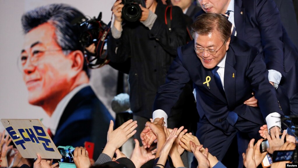 Tổng thống tân cử Hàn Quốc, Moon Jae-in cảm ơn ủng hộ viên tại Quảng trường Gwanghwamun ở Seoul, ngày 10/5/17.