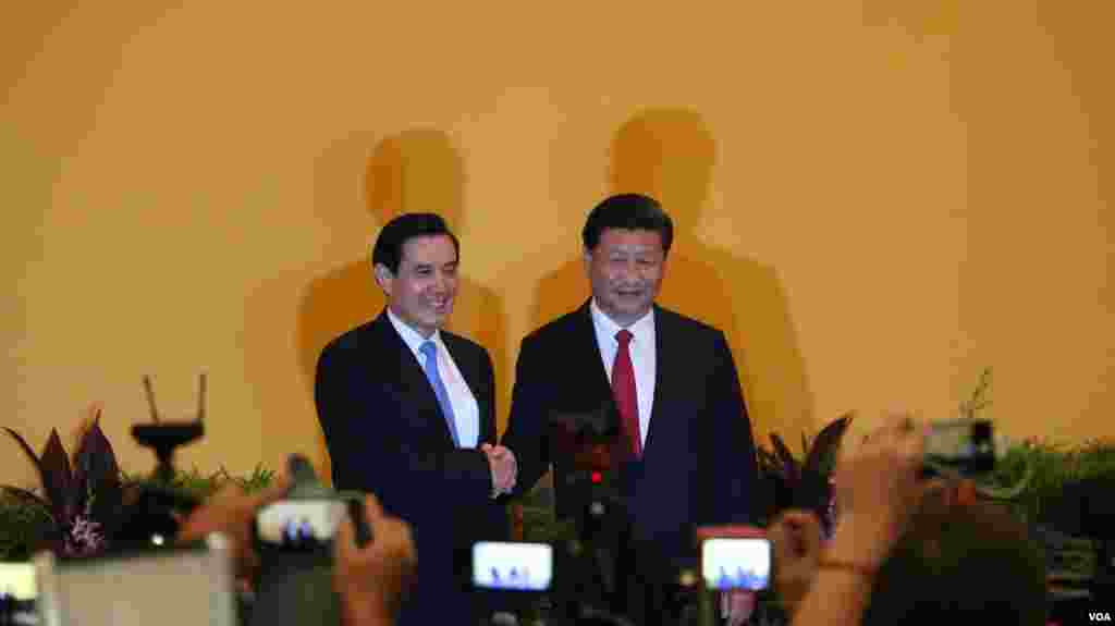 海峡两岸领导人历史性会面 （美国之音记者李逸华拍摄）