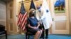 La presidenta de la Cámara de Representantes, Nancy Pelosi, espera antes de ser inoculada con una vacuna Pfizer-BioNTech COVID-19, el 18 de diciembre de 2020.
