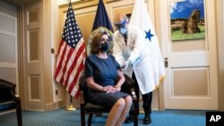 La presidenta de la Cámara de Representantes, Nancy Pelosi, espera antes de ser inoculada con una vacuna Pfizer-BioNTech COVID-19, el 18 de diciembre de 2020.