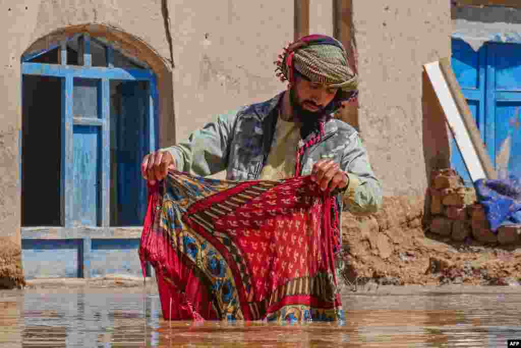 سیلاب در ولایت هرات جان کم از کم پنج نفر را گرفته و آسیب فراوانی به مردم رسانده است.