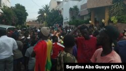 Les jeunes chez Barthélémy Dias après sa libération, à Dakar, le 10 novembre 2021. (VOA/Seydina Aba Gueye)