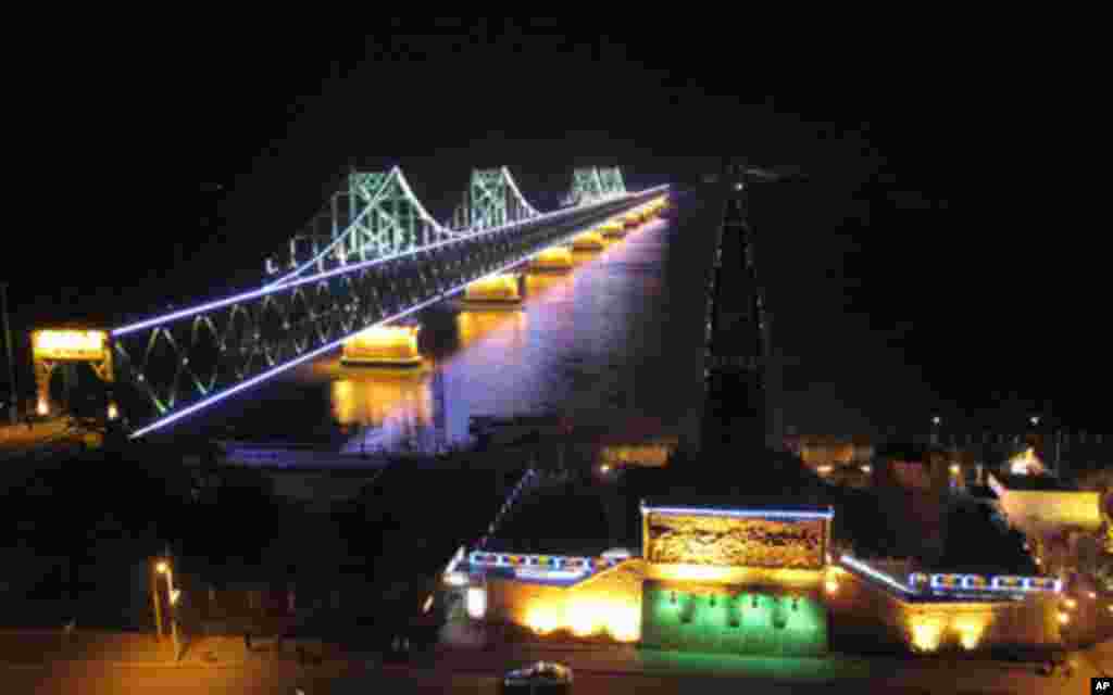 鸭绿江中国一侧灯火通明，对岸一团漆黑。