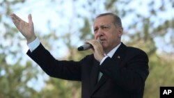 Turkey's President Recep Tayyip Erdogan addresses his supporters in Bayburt, Turkey, Friday, Aug. 10, 2018. (Presidential Press Service via AP, Pool)