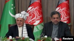 Presiden Afghanistan Ashraf Ghani (kedua dari kanan) dan PM Pakistan Shahid Khaqan Abbasi di Herat, Afghanistan, 23 Februari 2018. (Foto: dok).