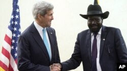 Presiden Sudan Selatan Salva Kiir (kanan) menyambut kedatangan Menlu AS John Kerry di Kantor Kepresidenan Sudan Selatan di Juba (2/5).