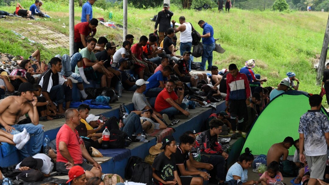 Cientos de personas se unen a caravana de migrantes que parte de