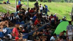 Caravana de migrantes en Chiapas bloquean una carretera demandando documentos para cruzar con México
