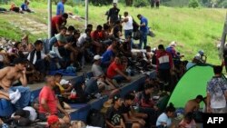 Migrantes descansan durante una caravana hacia la frontera con Estados Unidos en Huehuetan, estado de Chiapas, México, el 1 de noviembre de 2023. (Foto de ISAAC GUZMAN/AFP)