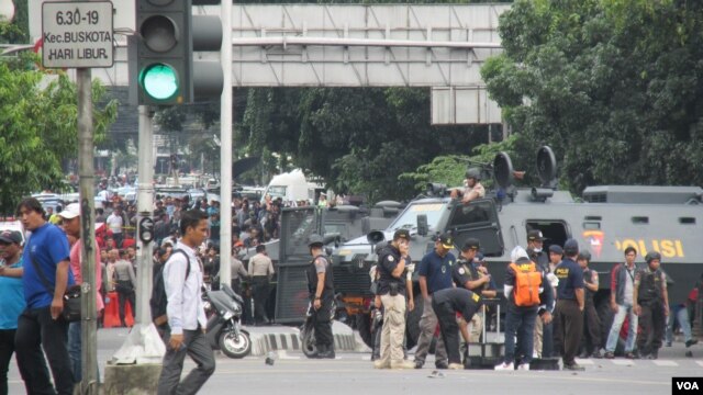 La policía bloqueó las calles en torno al área del ataque en Yakarta. [Foto: 14 de enero, 2016]
