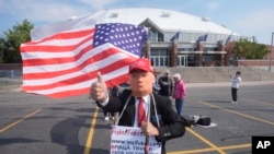 Personas esperan antes de un mitin de campaña del expresidente Donald Trump en Bozeman, Montana, el viernes 9 de agosto de 2024. 