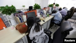 Goopal Group 在北京的雇员在他们的座位上睡午觉。（2016年4月21日）