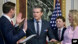 Sekretari Hegseth duke u betuar përpara Nënpresidentit JD Vance (25 janar 2025)