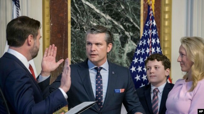 ARCHIVO - El vicepresidente JD Vance, de izq a der, toma juramento a Pete Hegseth como secretario de Defensa mientras su esposa Jennifer Rauchet sostiene la Biblia y el hijo de Hegseth observa en la Casa Blanca en Washington, el 25 de enero de 2025.