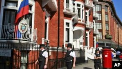 La policía patrulla la embajada de Ecuador en Londres, donde se aloja Julian Assange.