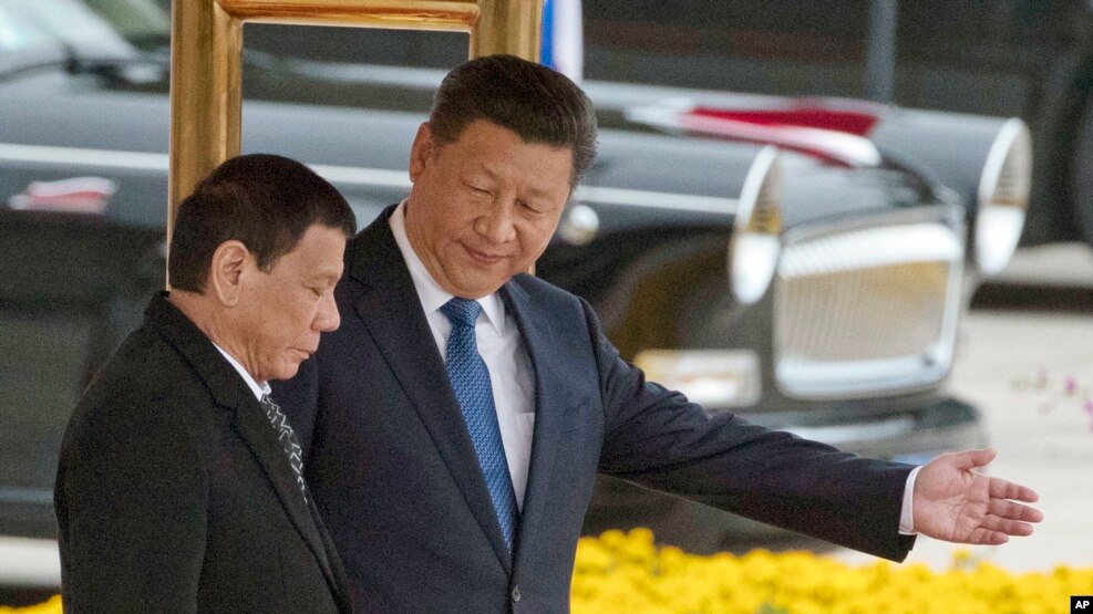 Tổng thống Philippines Rodrigo Duterte (bên trái) và Chủ tịch Trung Quốc Tập Cận Bình tại lễ đón ở Đại lễ đường Nhân dân Bắc Kinh, 20/10/2016.