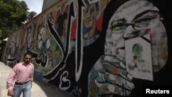 Dibujo de la madre de un Martir en la plaza Tahrir, donde estos días se reanudan las protestas.