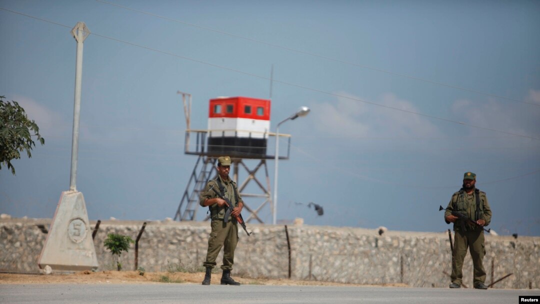 Pasukan keamanan Palestina dari faski Hamas menjaga Rafah, wilayah perbatasan Gaza dengan Mesir (foto: dok).
