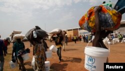 Des déplacés dans un camp de Mpoko près de l'aéroport international de Bangui, 12 février 2014. 