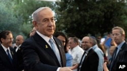 Perdana Menteri Israel Benjamin Netanyahu menghadiri upacara peringatan kenegaraan untuk Ze'ev Jabotinsky di Pemakaman Militer Mount Herzl di Yerusalem, Minggu, 4 Agustus 2024. (Foto: via AP)